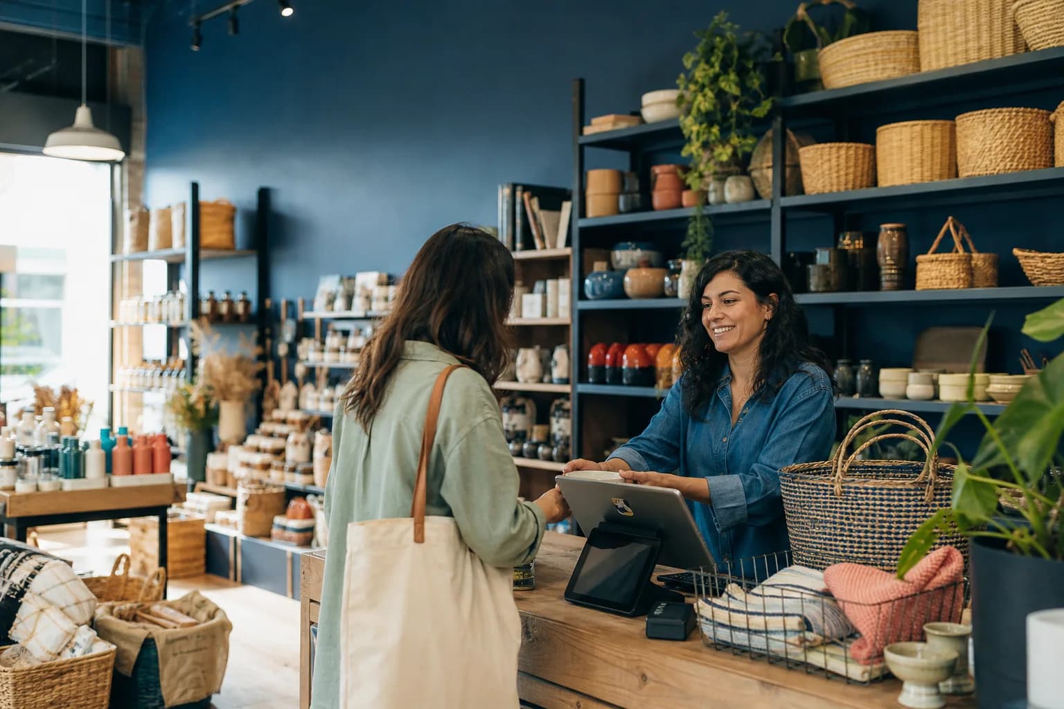 Comerciante atendiendo una tienda multiproducto contemporánea